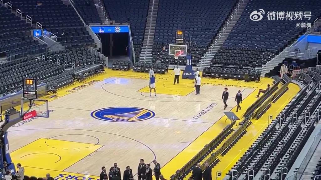 今天沒有得到出場機會！庫明加賽后還留在場地練習投籃