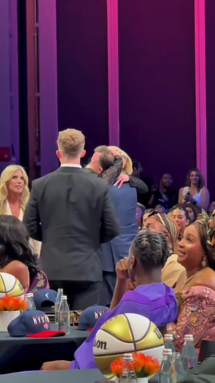 吧友們想看的正臉來了！薩格斯的女友海莉被選中后感覺快哭了