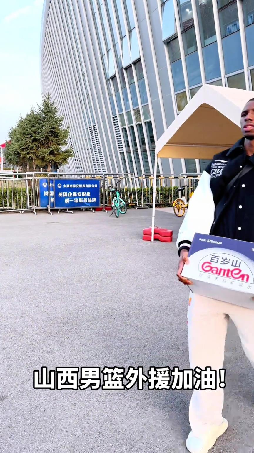 不是！你們山西外援合同還包括搬水的？