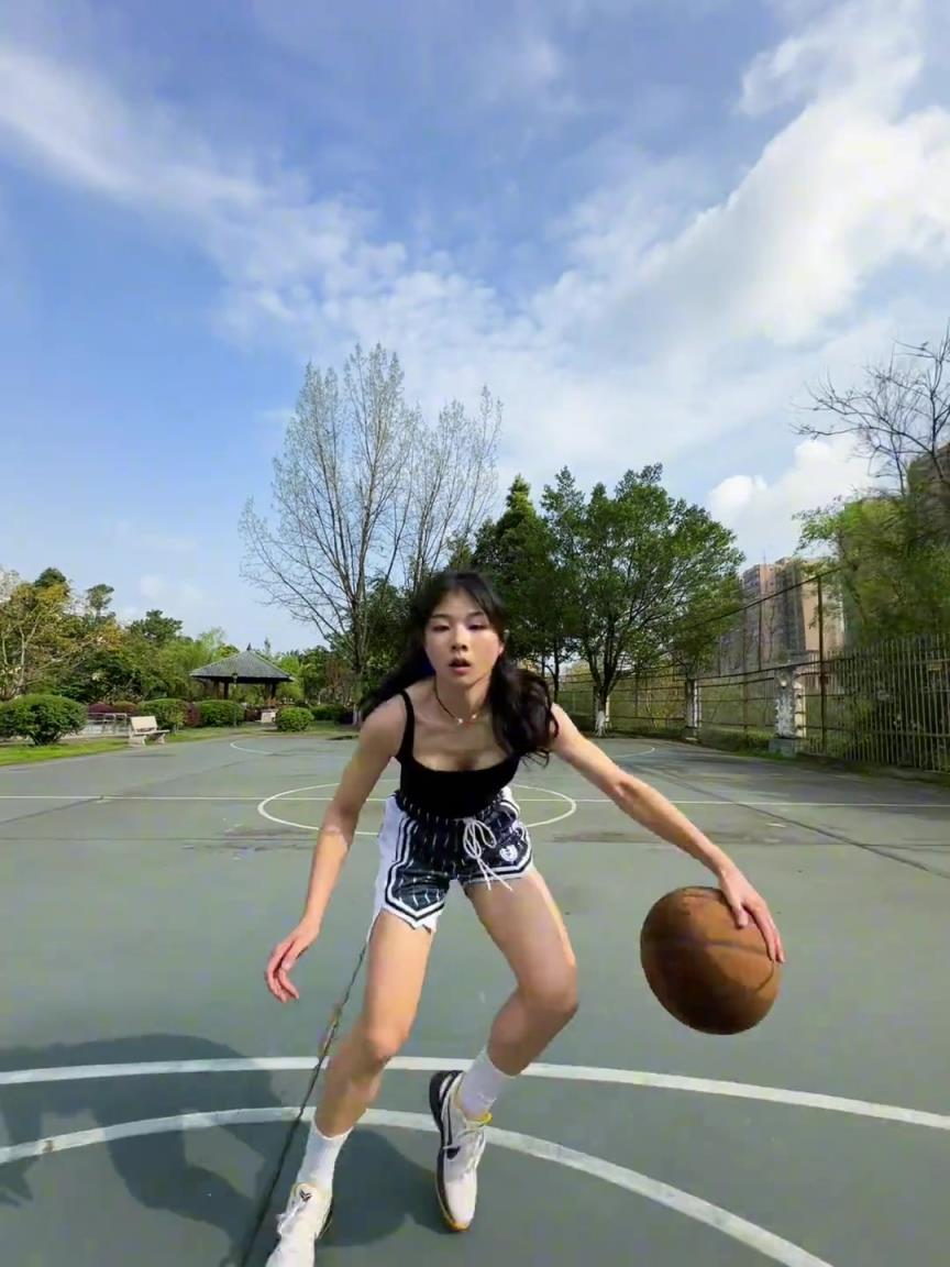 看著有點實力，敢背打我不？